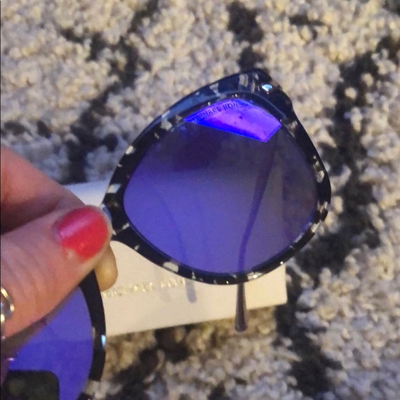 Michael Kors purpose lens w/ tortoise shell frame - Picture 3 of 4